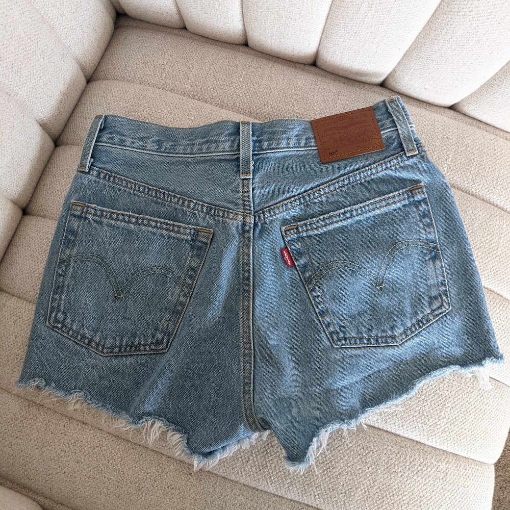 NWOT Levi's High Rise Denim Shorts - Picture 2 of 5